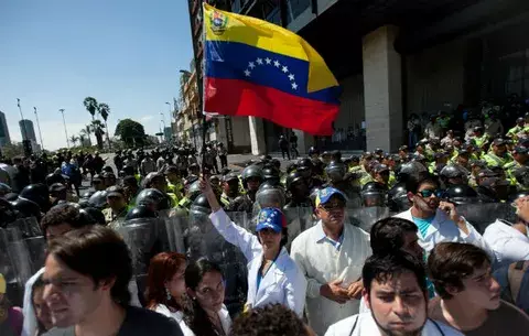 Gobierno venezolano impide una marcha médica opositora 