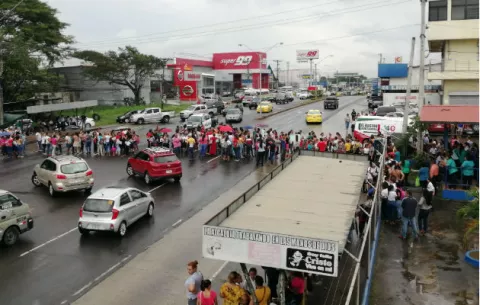Acudientes y docentes de la escuela Victoria D’ Spiney cierran vía en La Chorrera 