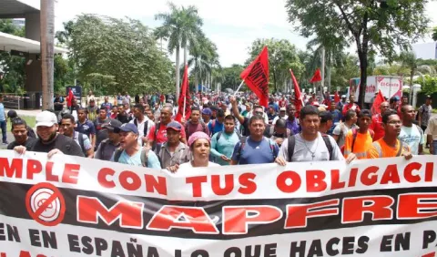 Trabajadores de la construcción amenazan con encadenarse en la Aseguradora Mapfre