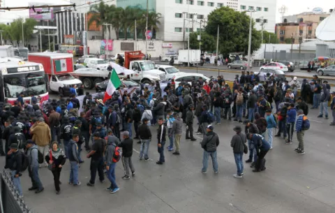 Policías federales bloquean aeropuerto de México reclamando indemnizaciones