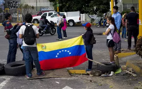 Maduro acusa a Estados Unidos y López llama a una marcha este martes