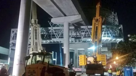 Anuncian desvíos nocturnos para desmontar puente peatonal provisional de Las Mañanitas