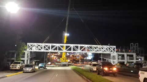 Instalan pasarela en puente peatonal de la Universidad Tecnológica en vía Centenario