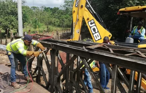 Cambian paneles laterales de puente Bailey sobre río en La Chorrera 
