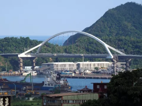 Varios heridos al derrumbarse el puente Yilan en Taiwán