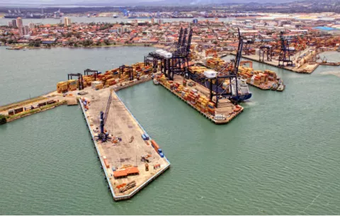Autoridad Marítima controla derrame de hidrocarburo en puerto de Cristóbal