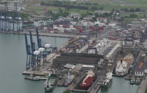 Sigue a la baja movimiento de contenedores en puertos nacionales