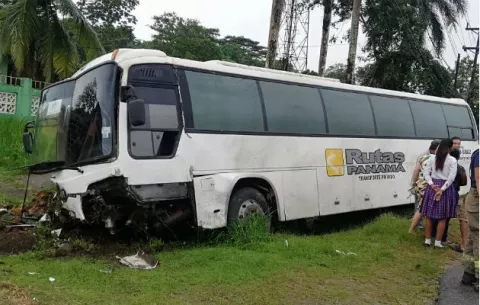 Colisión deja heridos en carretera de Puerto Pilón