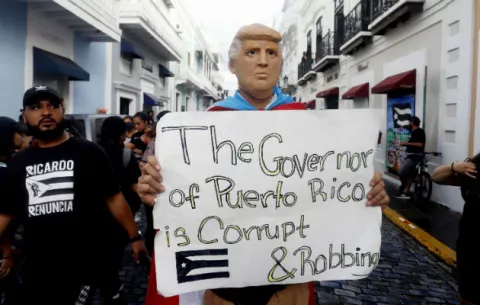 Policía lanza gases lacrimógenos contra manifestantes en San Juan 