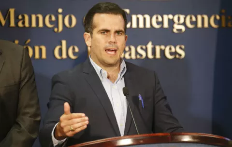 El gobernador de Puerto Rico rechaza los "crímenes y violaciones a los DD.HH." de Maduro