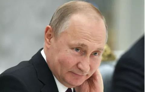 Putin anuncia disposición de empresas rusas de ayudar reconstruir Notre Dame