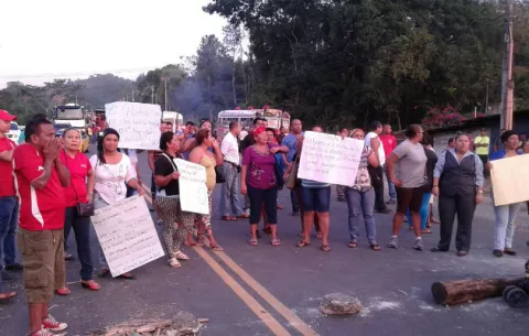 Cierran vía por falta de agua en Quebrada Bonita, en Colón