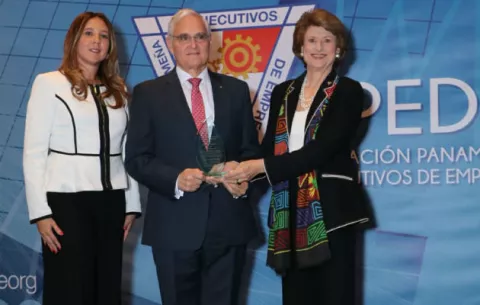 APEDE otorga premio El Ejecutivo del Año a Jorge Luis Quijano, administrador del Canal de Panamá