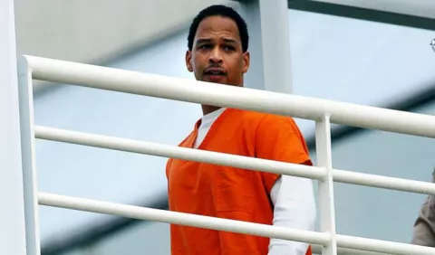 Ex NFL sale de la cárcel 18 años después de matar a la madre de su hijo