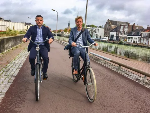 Rafael Sabonge, el ministro del MOP que anda en bicicleta por Holanda