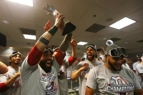  Batazo de Rafael Devers mete a los Media Rojas de Boston en la Serie Mundial