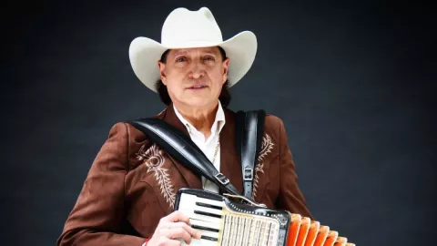 Aseguran que cantante mexicano tiene 37 hijos 