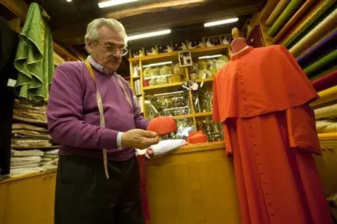 Mancinelli, el sastre de los papas que aún espera a Francisco
