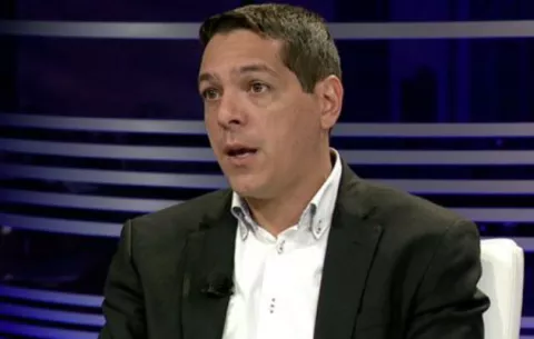 Diputados Raúl Fernández recibe críticas tras plantear cambios a impuestos municipales
