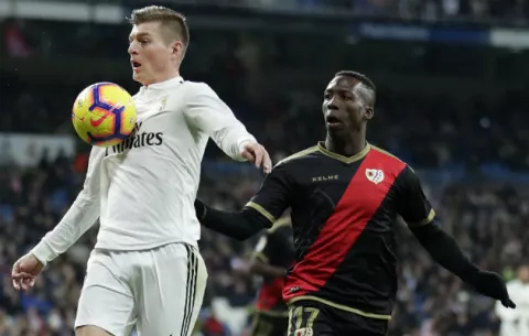 Karim Benzema salva a un Real Madrid sin confianza