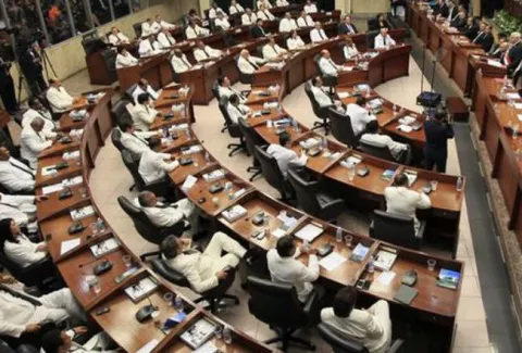 Reelección de diputados  está relacionada con el voto en plancha