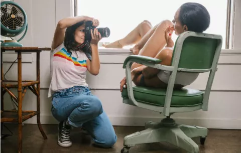 Millennials trabajan en el relanzamiento de Playboy