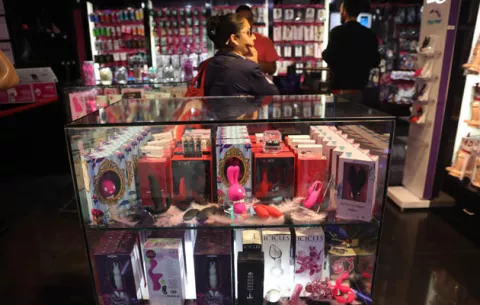 Mexicanos regalan desde flores hasta juguetes sexuales por San Valentín