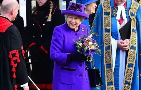 La reina  Isabel II tiene la última palabra