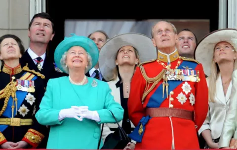 La reina Isabel anunció que abandona el volante a sus 93 años