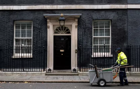 May dimitirá 7 de junio y abre la sucesión en el Gobierno británico