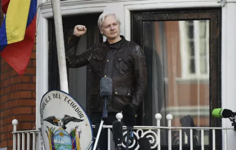Arrestan en Londres a Julian Assange, el fundador de  WikiLeaks  