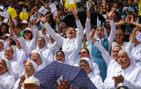 Revista pide abrir los ojos ante abusos contra las mujeres y pide cambios en la iglesia