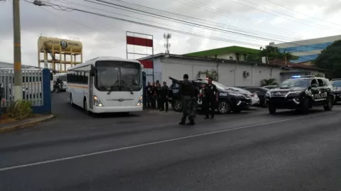 Reclusos  de La Chorrera queman los colchones antes de ser trasladados 