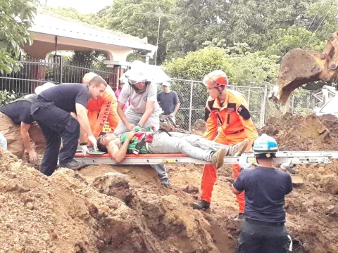 Rescatan a padre e hijo sepultados por alud de tierra en Las Tablas