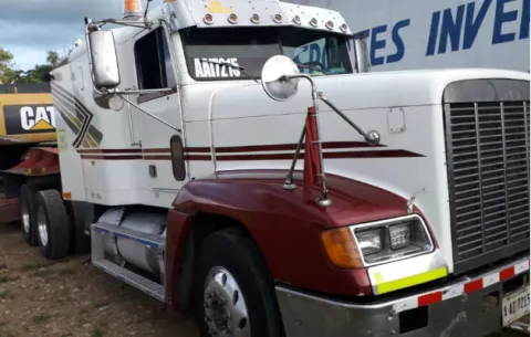 Transportistas de carga retienen camión articulado de Honduras en Paso Canoas