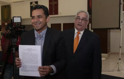 Ricardo Lombana supera a Dimitri Flores en firmas validadas por el Tribunal Electoral