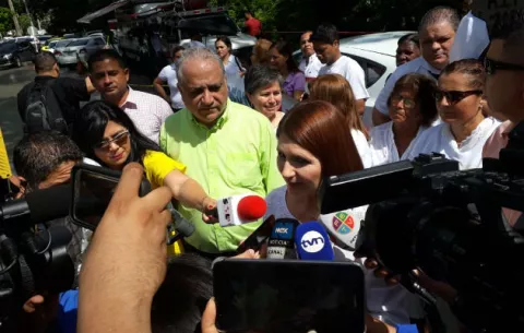 Simpatizantes de Ricardo Martinelli piden su libertad en los predios de la Corte