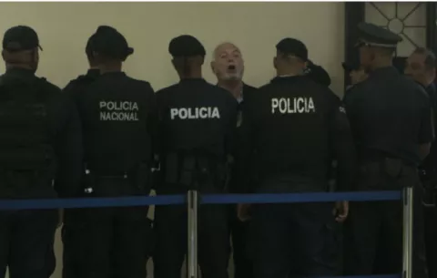 Ricardo Martinelli acusa a Juan Carlos Varela de mantenerlo detenido