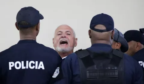 Sidney Sittón se presenta al Juicio Oral con  tres cajas para demostrar la inocencia del expresidente Ricardo Martinelli