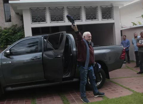 Ricardo Martinelli llega a su hogar, dulce hogar