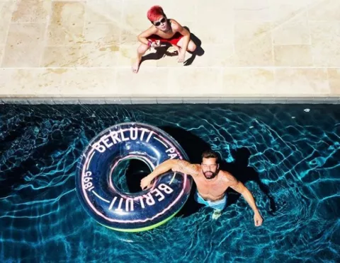 Ricky Martin es criticado por fotografía de su hijo con el cabello de rojo 