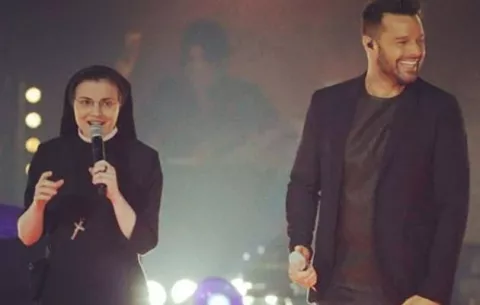Ricky Martin y la monjita italiana del reality "La Voz" comparten escenario