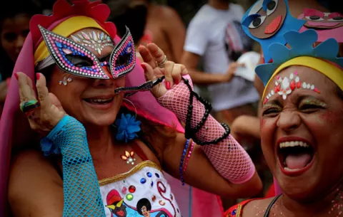 Los cariocas  se toman las calles de Río de Janeiro para celebrar el Carnaval