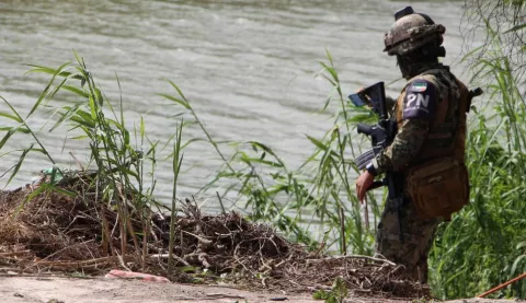 Madre migrante y su bebé de año y nueve meses mueren ahogados al intentar cruzar a EE.UU.