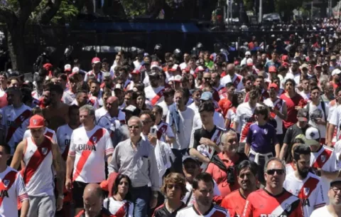 Fanáticos de River pisotean y avientan  un cerdo al grito de 'Boca te vamos a matar'