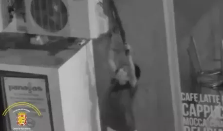 Hombre que intentó robar aire acondicionado, no pudo salirse con la suya