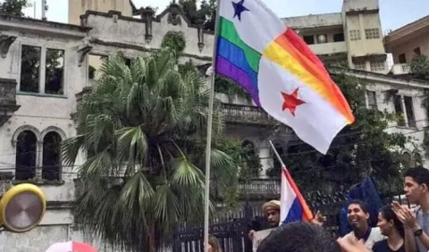 Roberto Latorre es sancionado con $1,000 por enarbolar bandera LGTB