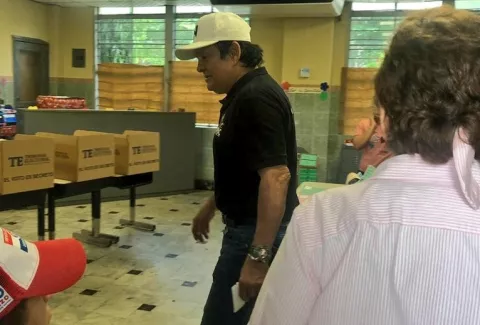Roberto ‘Manos de Piedra’ Durán votó sin anteojos y arrodillado
