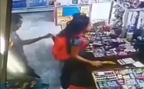 Sujeto roba celular en un local comercial en El Cangrejo y quedó grabado en video