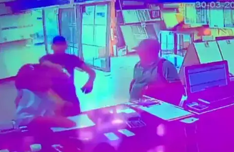 Sujetos armados son grabados en video mientras roban en un local comercial en La Chorrera